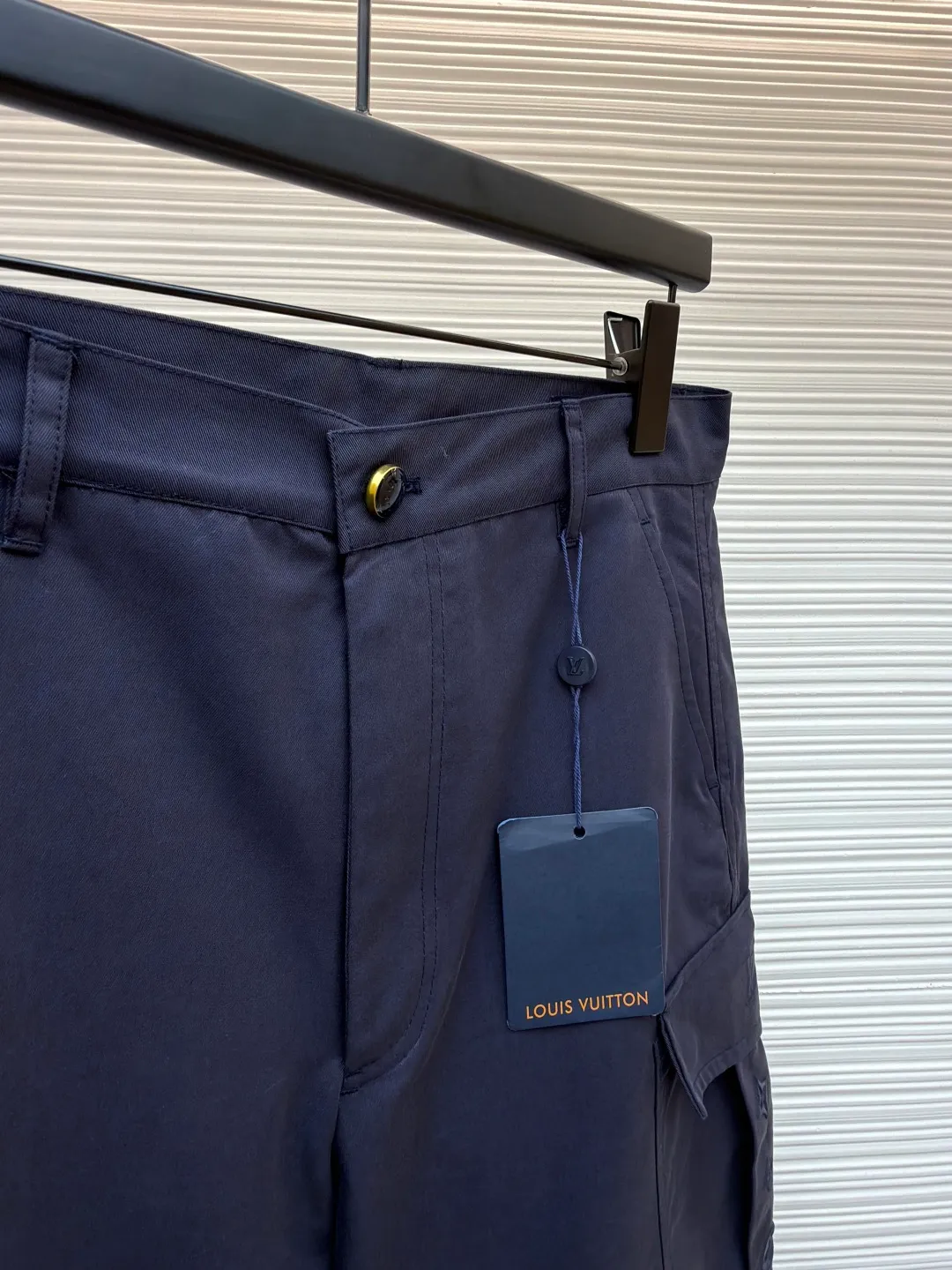 LOUIS VUITTON pocket embroidered work trousers ●Original version: Purchased and developed for 9999 ●Item number: 1681825-B50 ●Fabric: cotton twill fabric ●Technology: embroidery production ●Color: navy blue ●Version: fitted version ●Weight: about 520 grams ●Size: 44-46-48-50 ●Description: The high cotton content ensures the fabric's excellent breathability, durability and classic workwear texture, while the twill weave gives it unique wear resistance and stiffness. The special fabric technology solves the pain points of tight and stiff traditional overalls; it provides greater freedom when moving, significantly improves wearing comfort and flexibility, and achieves a balance between function and comfort. The application of three-dimensional core-spinning embroidery technology in the pocket position is achieved by adding additional cotton thread or foam as the core material to the pattern filling layer, and then using embroidery thread to fully cover the embroidery. The logo pattern is significantly protruded from the surface of the fabric, forming a full three-dimensional effect. This process not only enhances the visual impact and tactile level, but also improves the wear resistance of the pocket area through the buffering effect of the core material, ensuring that the pattern can still remain crisp and not deformed in complex daily use, ensuring that the pattern is clear and durable, and injecting a sense of sophistication into the rugged workwear style. Diversified pocket system combines workwear functionality with sophistication. The flap cargo pockets on both sides are a signature element, and their flap design prevents items from falling and enhances the visual three-dimensionality. Italian style pockets provide simple side storage. The overall wiring is straight and delicate, the fabric is comfortable and soft, and the color is consistent without color difference. It can be matched with the same style to create a fashionable look and control various occasions. Customized accessories, complete with three standards, same style for men and women!